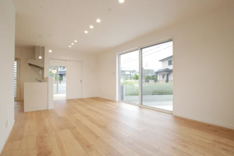 大きな窓と木目の床が心地よい、明るくやさしい住まい