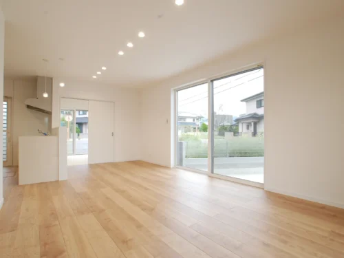 大きな窓と木目の床が心地よい、明るくやさしい住まい