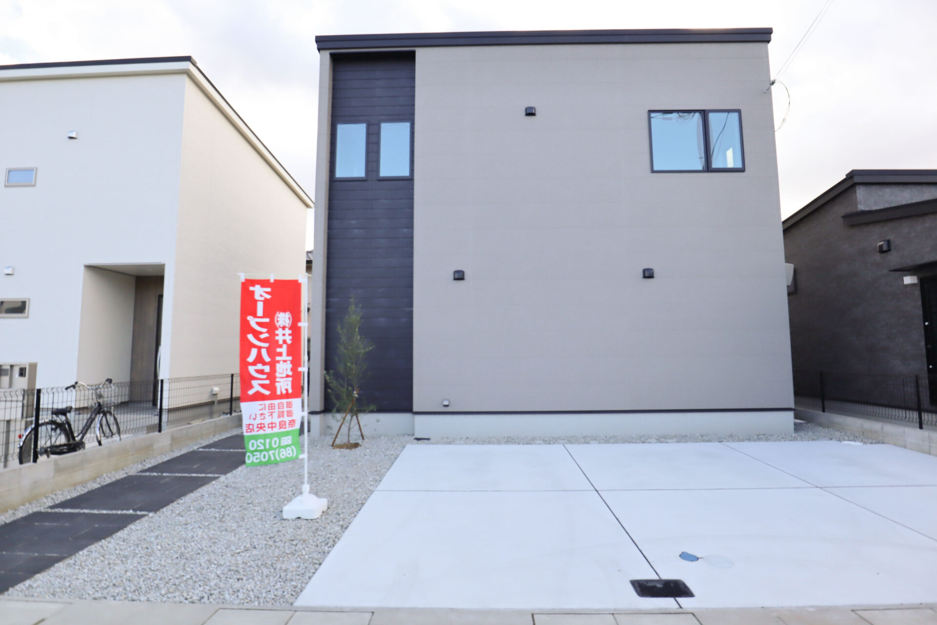 吹き抜けと直線美が魅せる、光あふれるモダン邸宅