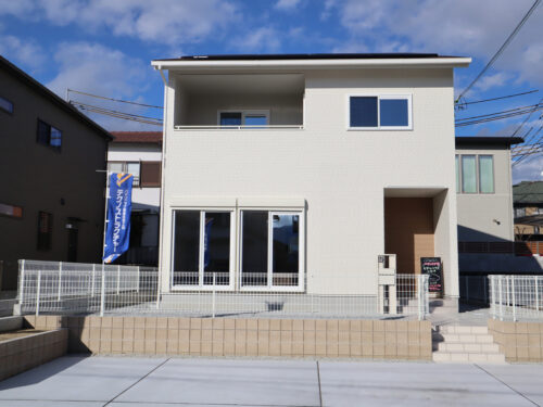 土間空間が暮らしを広げる、個性派2階建て