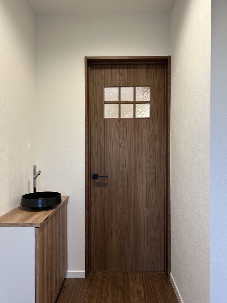 木目のあたたかさが広がるナチュラルモダンな住まい サムネイル4