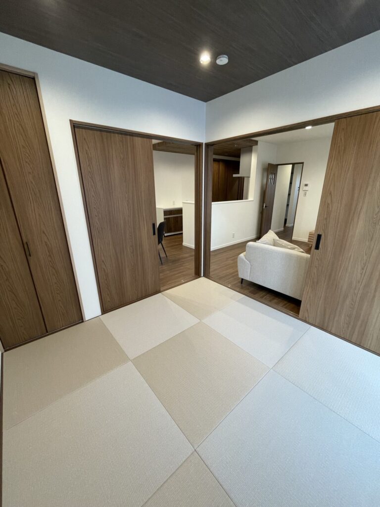 木目のあたたかさが広がるナチュラルモダンな住まい サムネイル6