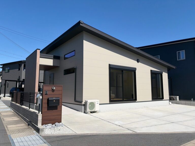 回遊動線と収納で片付く、暮らしやすい平屋モデルハウス サムネイル1