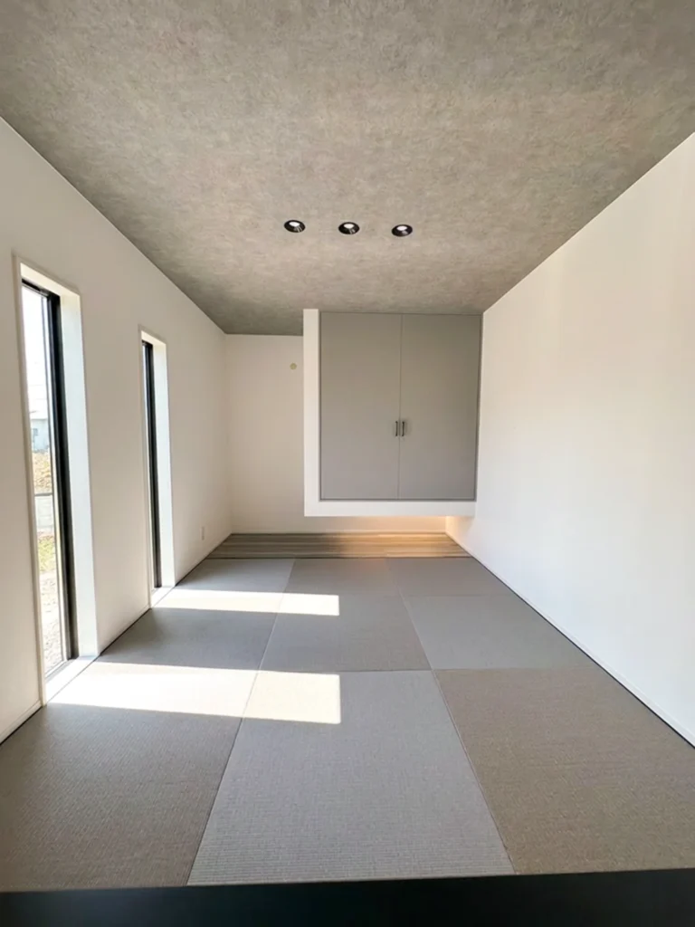 グレー×ブラックで整えた、ホテルライクなシンプルモダンの住まい サムネイル3