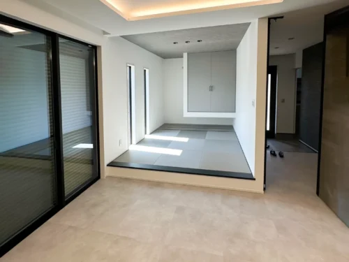 グレー×ブラックで整えた、ホテルライクなシンプルモダンの住まい