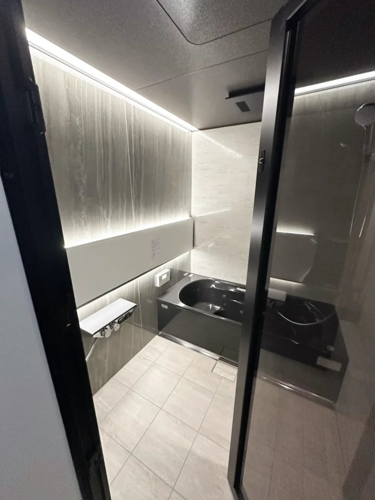 グレー×ブラックで整えた、ホテルライクなシンプルモダンの住まい サムネイル10