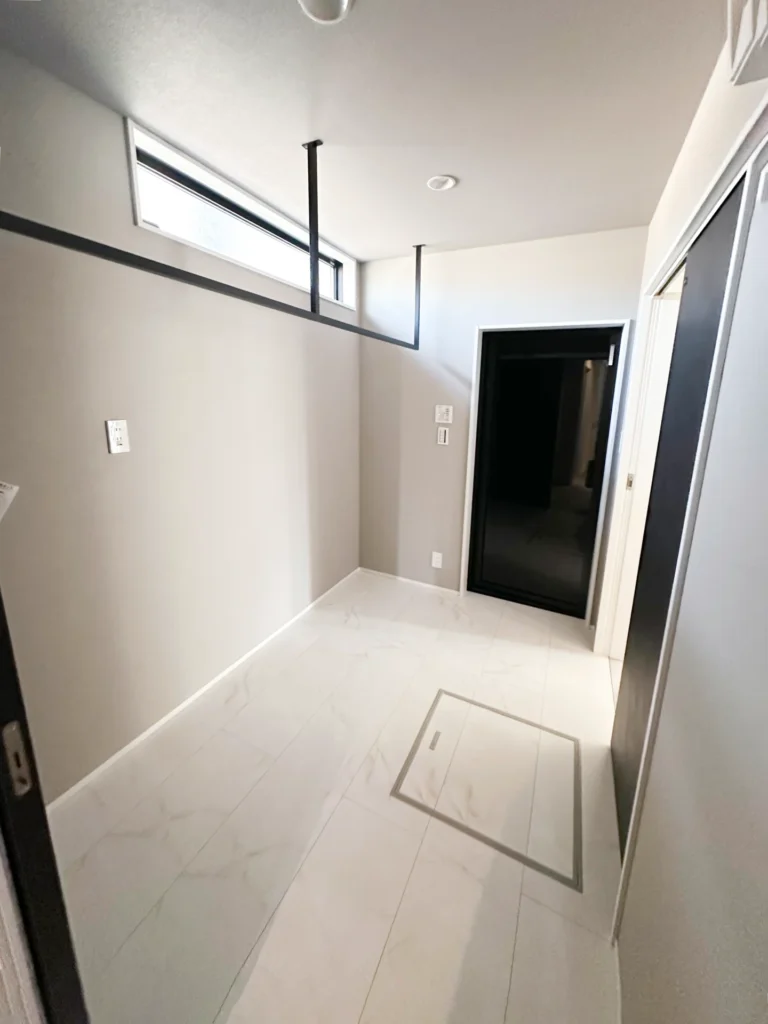 グレー×ブラックで整えた、ホテルライクなシンプルモダンの住まい サムネイル5