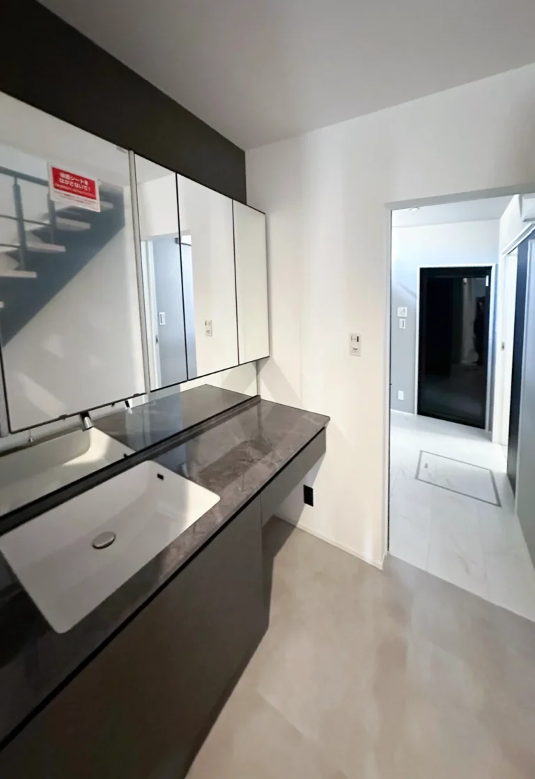 グレー×ブラックで整えた、ホテルライクなシンプルモダンの住まい サムネイル8