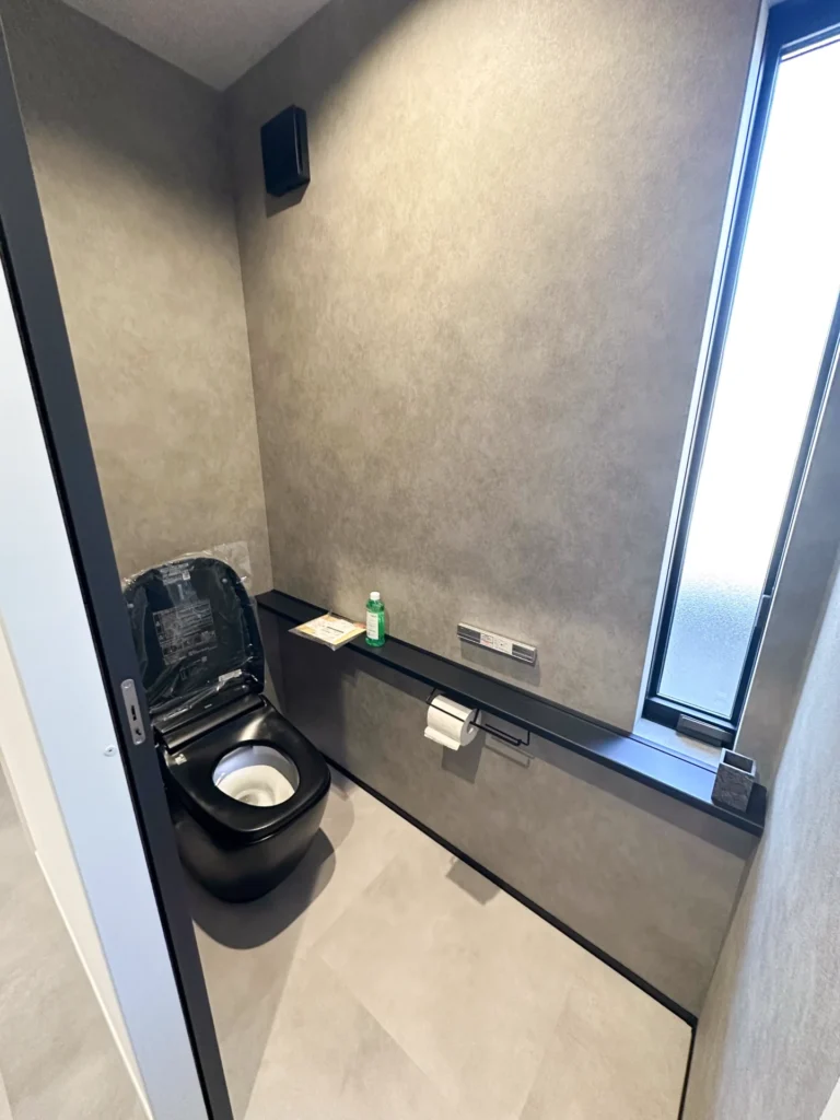 グレー×ブラックで整えた、ホテルライクなシンプルモダンの住まい サムネイル11