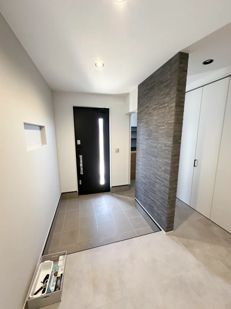グレー×ブラックで整えた、ホテルライクなシンプルモダンの住まい サムネイル6