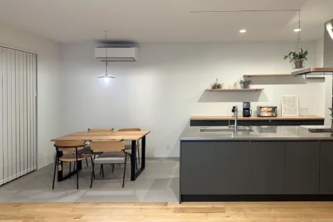 キッチンと洗面まわりをすっきり整えた、暮らしやすいナチュラルモダンの住まい