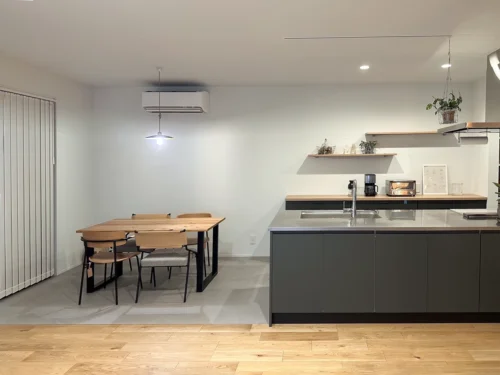 キッチンと洗面まわりをすっきり整えた、暮らしやすいナチュラルモダンの住まい
