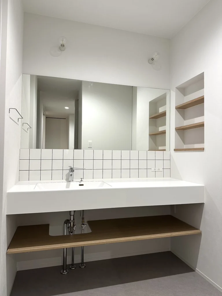 キッチンと洗面まわりをすっきり整えた、暮らしやすいナチュラルモダンの住まい サムネイル4