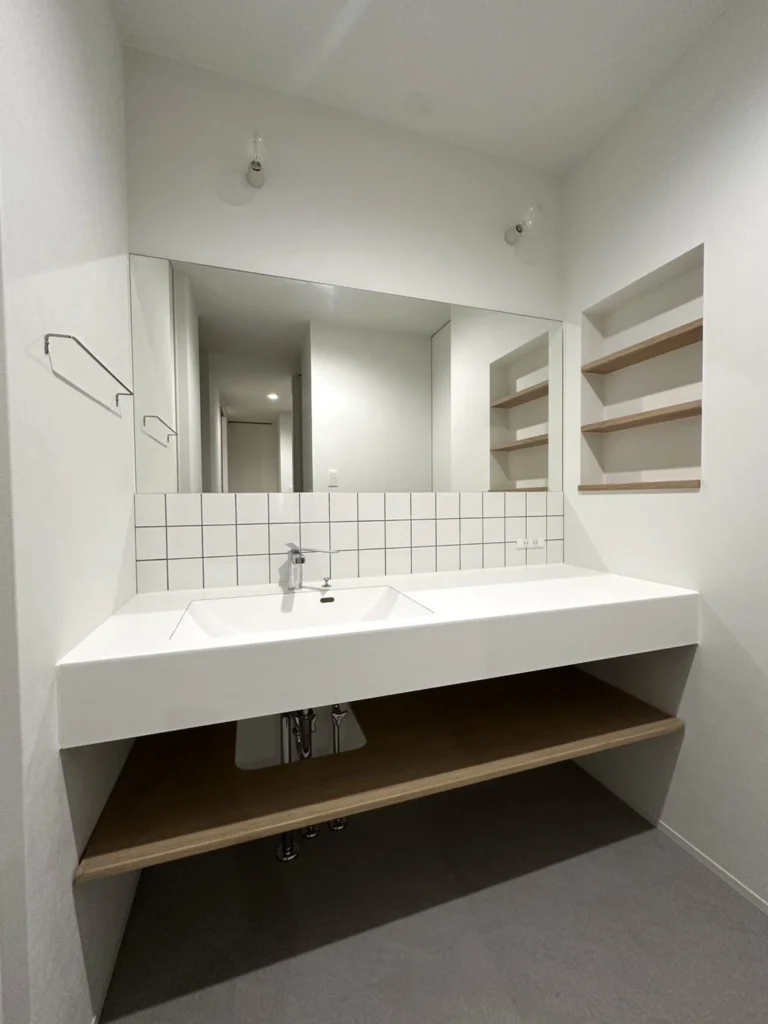 キッチンと洗面まわりをすっきり整えた、暮らしやすいナチュラルモダンの住まい サムネイル3