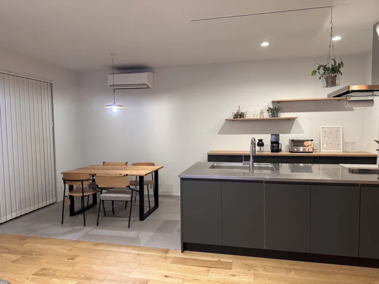 キッチンと洗面まわりをすっきり整えた、暮らしやすいナチュラルモダンの住まい サムネイル2