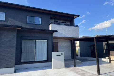 ダーク外壁とグレーの玄関まわりが印象的な住まい