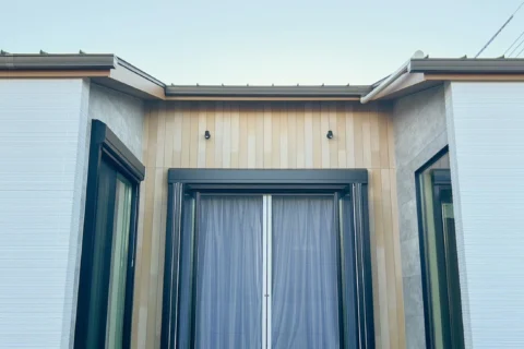 中庭のような屋外空間とやわらかなニッチがある家